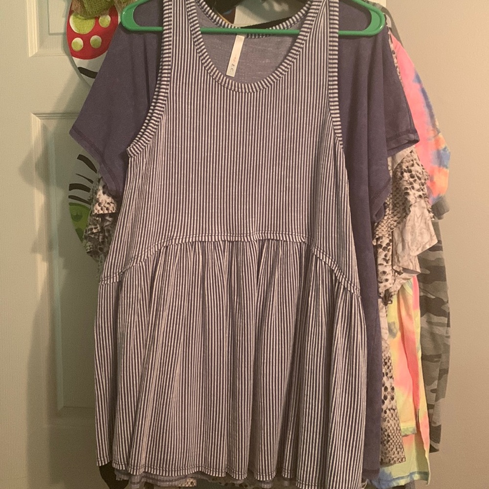 Sleeveless boutique top.